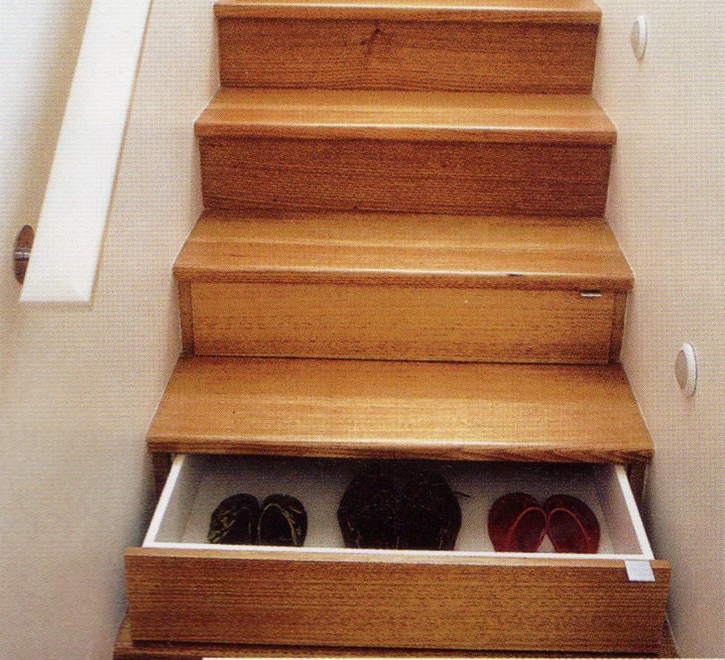 Ящики для обуви под лестницей