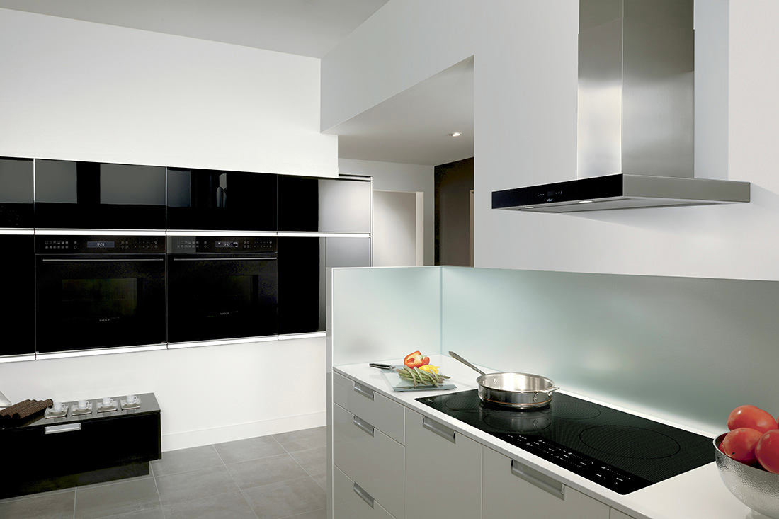 Кухня в цветах: черный, серый, светло-серый, белый. Кухня в стилях: минимализм.