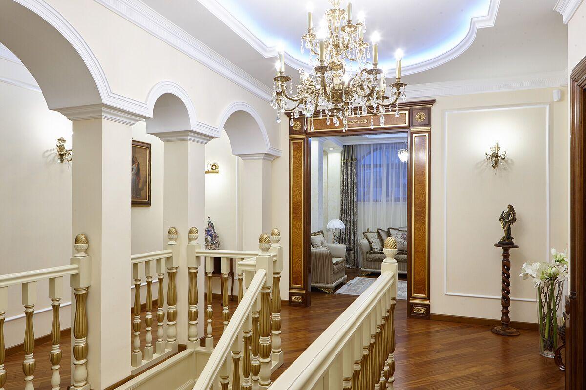 Холл первого этажа решён в классическом стиле с использованием колонн, на полу мрамор, на стенах лепнина.