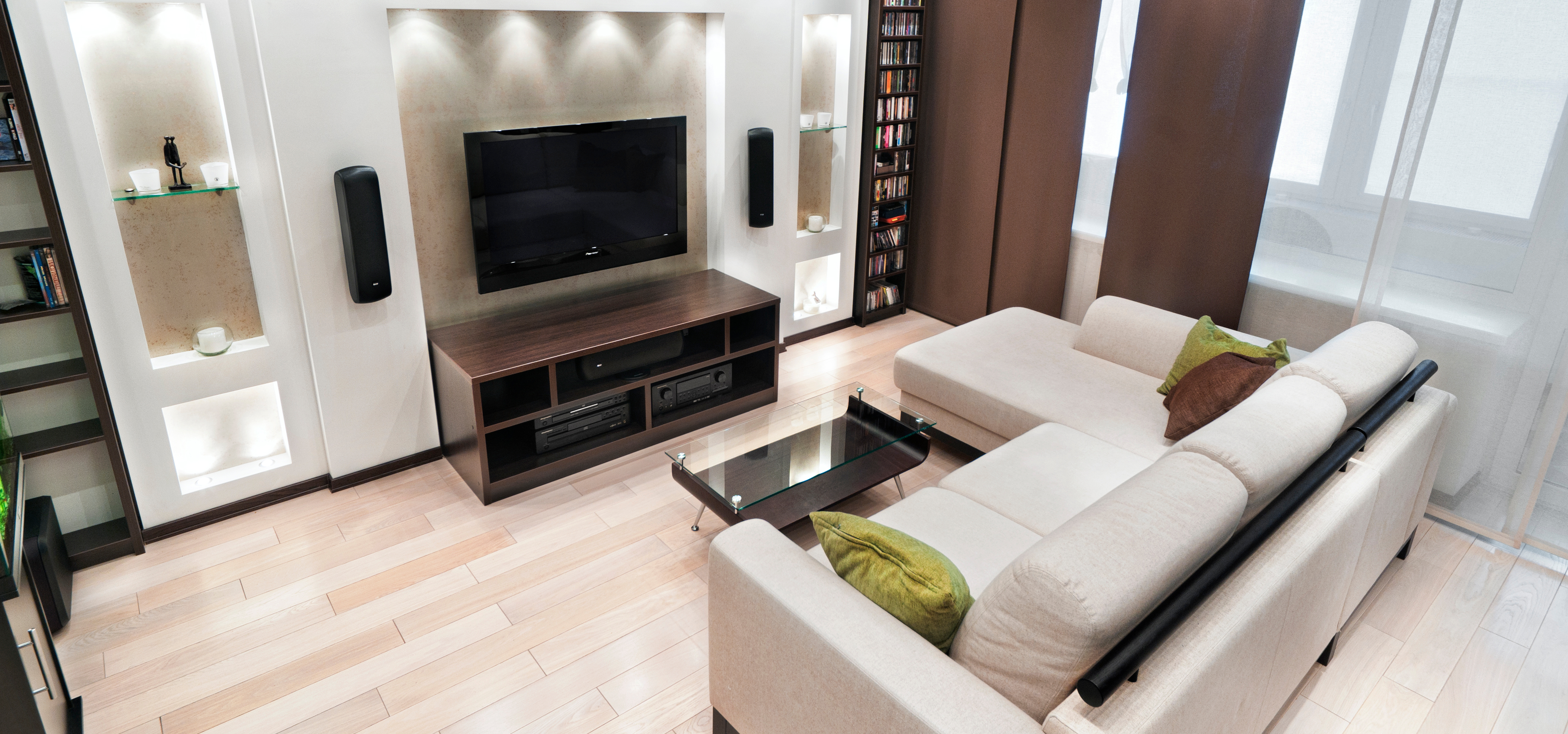 Угловой диван и телевизор в интерьере