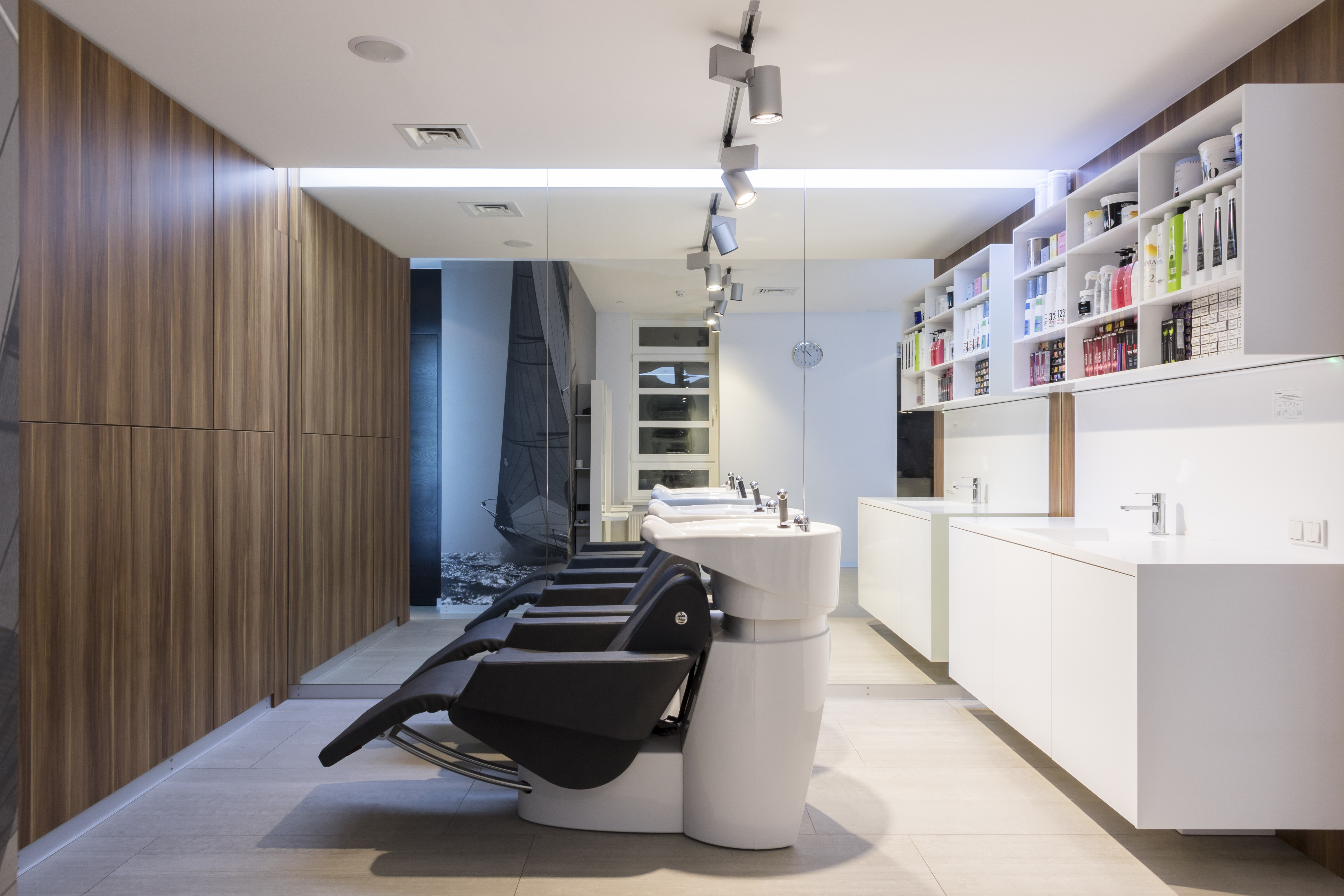 Зона моек и лаборатории, где готовятся компоненты для волос клиентов — окрашивания, лечения, завивки и других процедур.