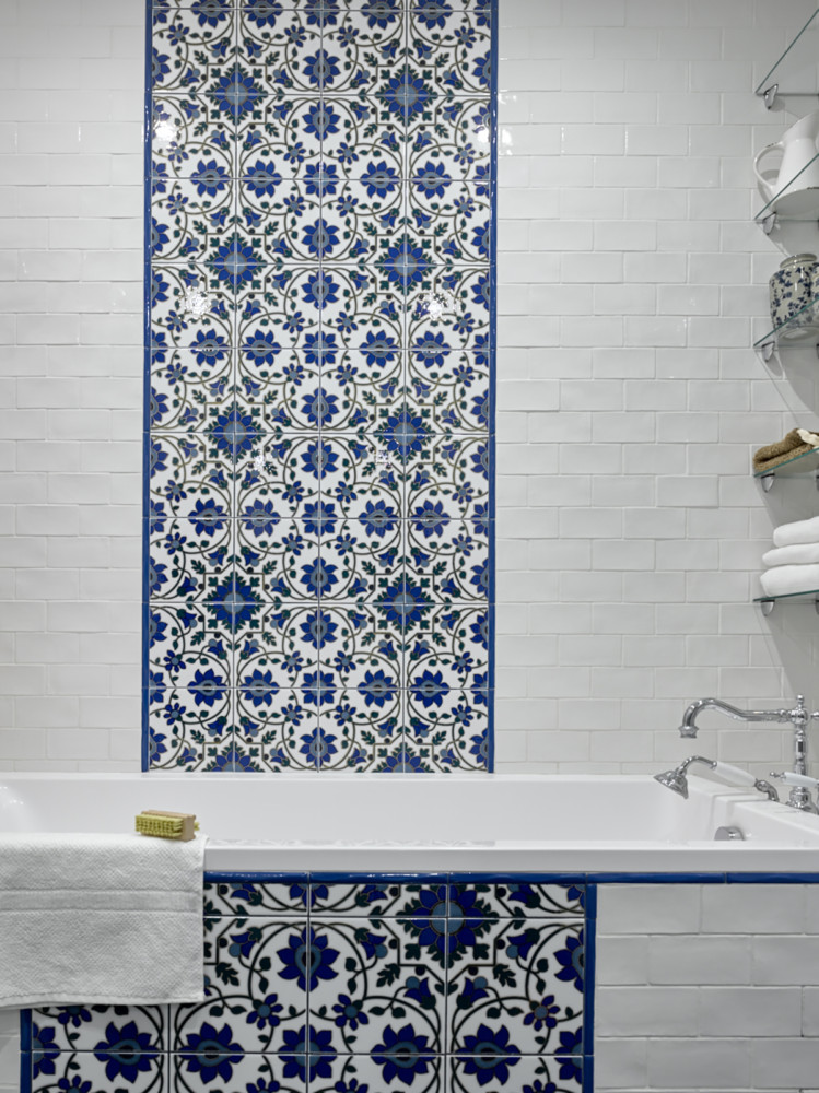 Маленькое пространство ванной мы визуально увеличили при помощи белого обволакивающего цвета и насыщенного синего пола.