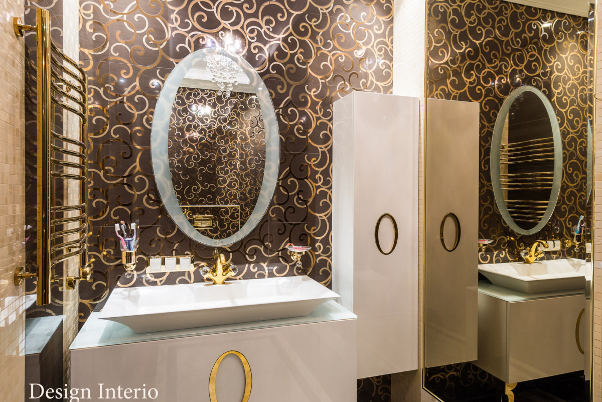 Стены туалетной комнаты отделаны керамогранитом компании Atlas Cancord. Сантехника итальянской фабрики Migliori.