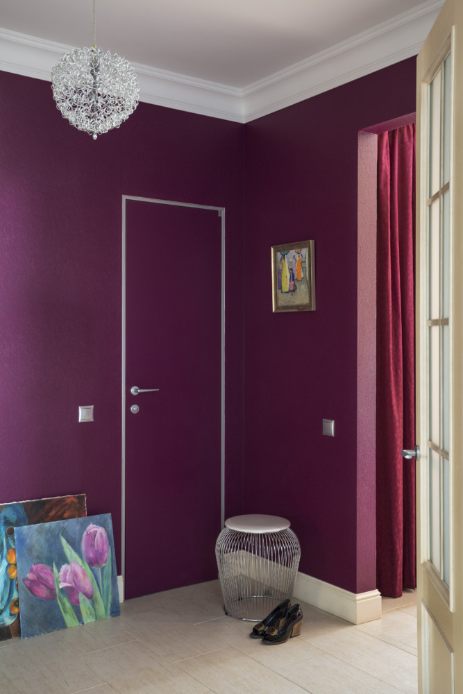 Для входа в санузел выбрали скрытую дверь и окрасили в тот же брусничный цвет, что и обои в холле.