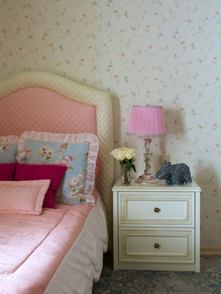 Детская комната для девочки должна быть лёгкая, воздушная, но и включать в себя яркие цветовые акценты, например в тканях.