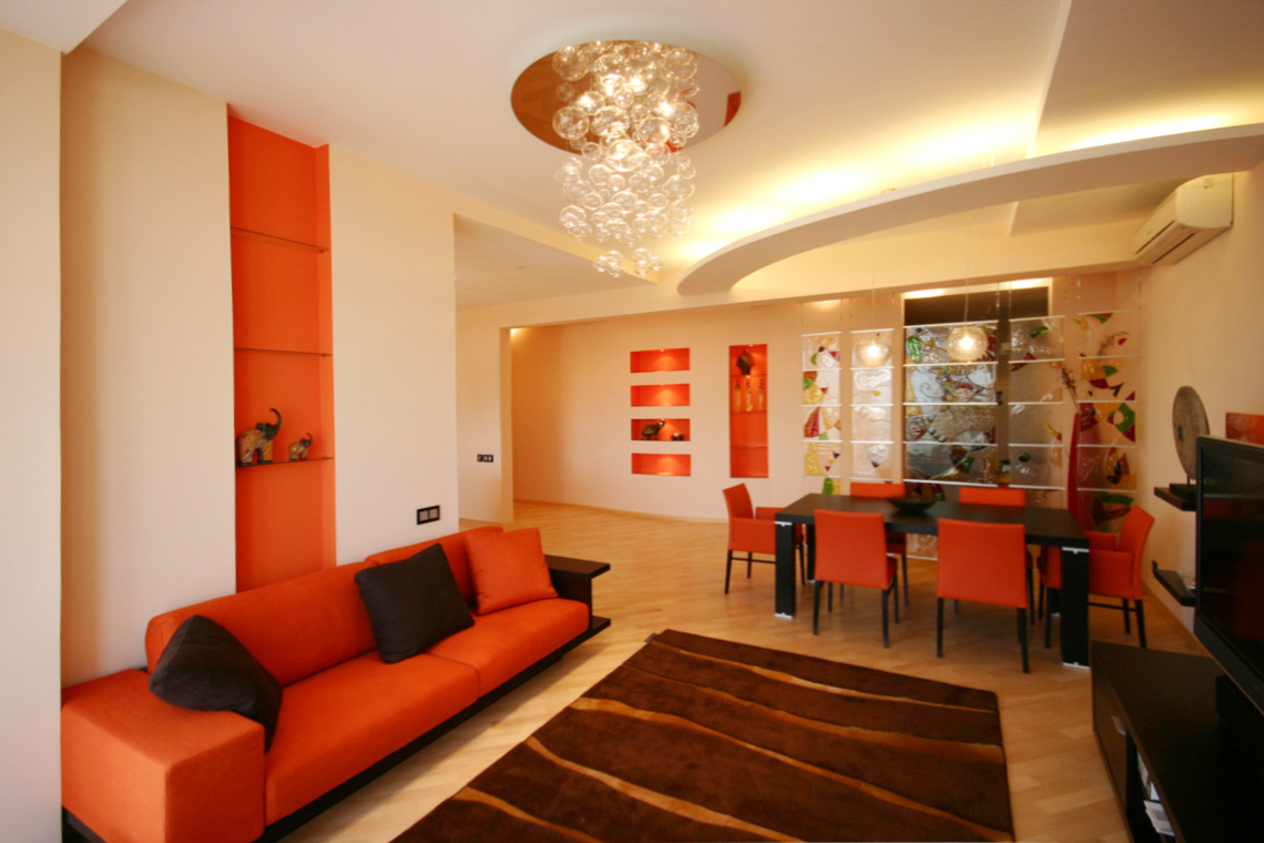 Красный и оранжевый - два акцентных цвета в колористическом оформлении квартиры.