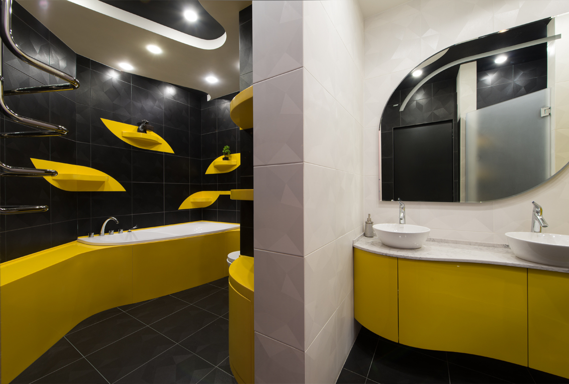 Запоминающийся образ был найден для дизайна ванной комнаты, которая состоит из 2 зон: черной ванной с контрастной композицией полок из желтого искусственного камня Corian, и белой - с двумя раковинами и душевой.