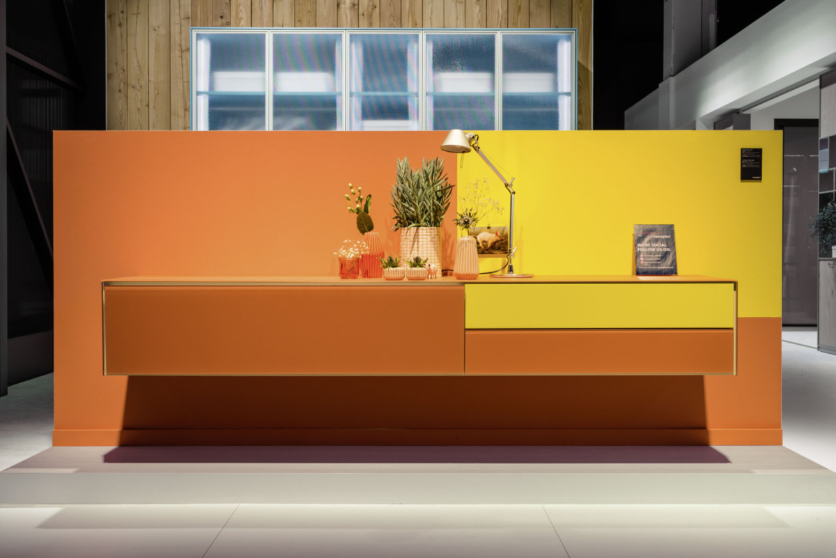 Подвесная тумба для мультимедиа.

Материал исполнения: мебельная плита Egger, цвет Оранжевый, Цитрусовый желтый