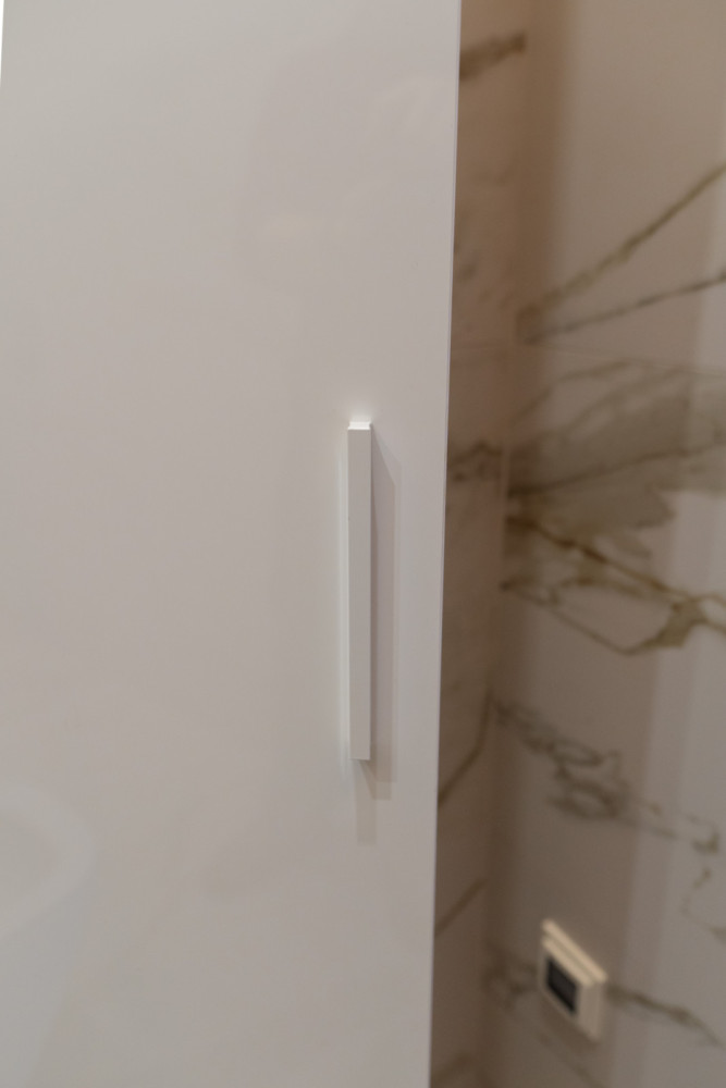 Шкаф в санузел от raumplus
МП ALVIC 18 мм, белый глянец
Ручка S1200 raumplus, цвет белый