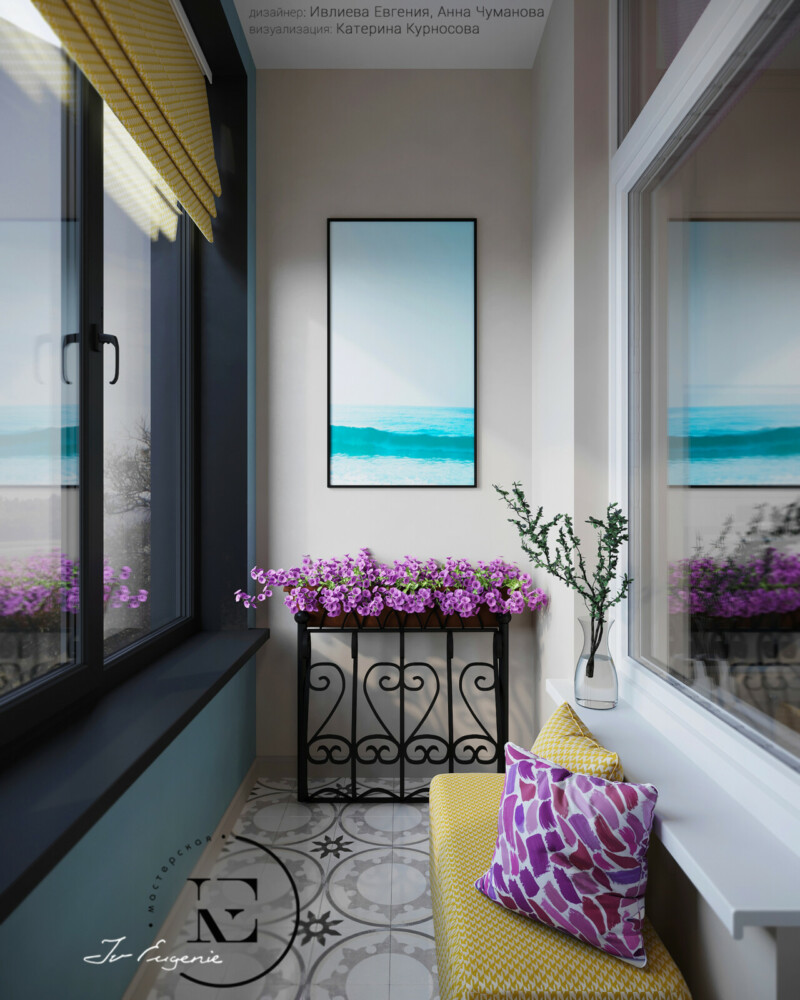 Кованый постамент для цветов поддерживает общий экстерьер. Небольшая седушка с яркими подушками навевает нотки прованса. Картина с изображением моря служит украшением балкона.